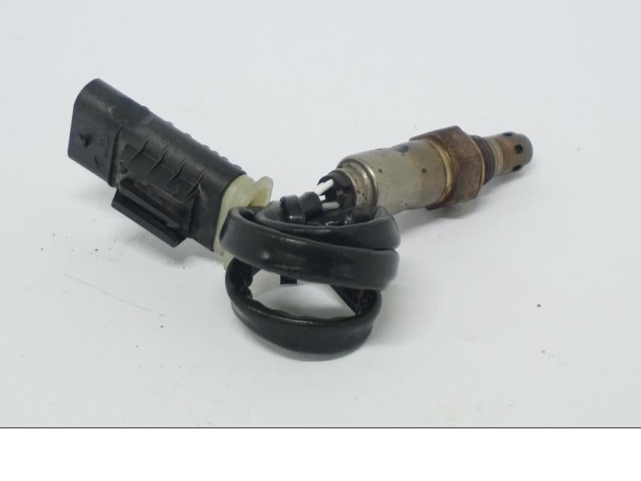 Snett nerifrån på Lambdasond från en BMW R 1250 GS -2022 motorcykel.