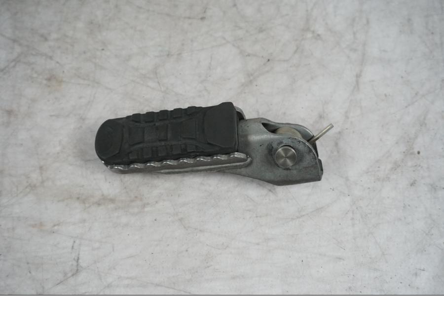 Baksidan på Fotpinne från en BMW S 1000 XR -2019 motorcykel.