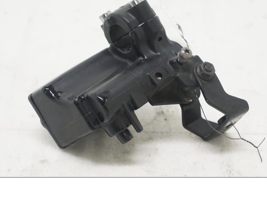 Baksidan på Bromshuvudcylinder från en Triumph Tiger Explorer -2012 motorcykel.