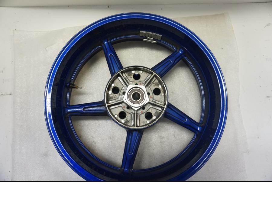 Vänster sida på Fälg från en Suzuki SV 650 -2016 motorcykel.