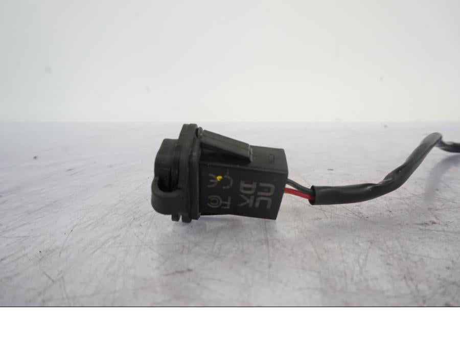 Snett uppifrån på USB-uttag från en KTM 1290 Super Duke R -2023 motorcykel.