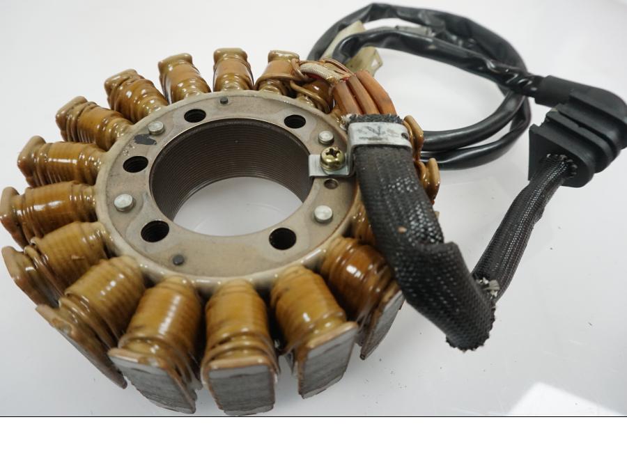 Höger sida på Generator från en Honda VF 750 C -1987 motorcykel.