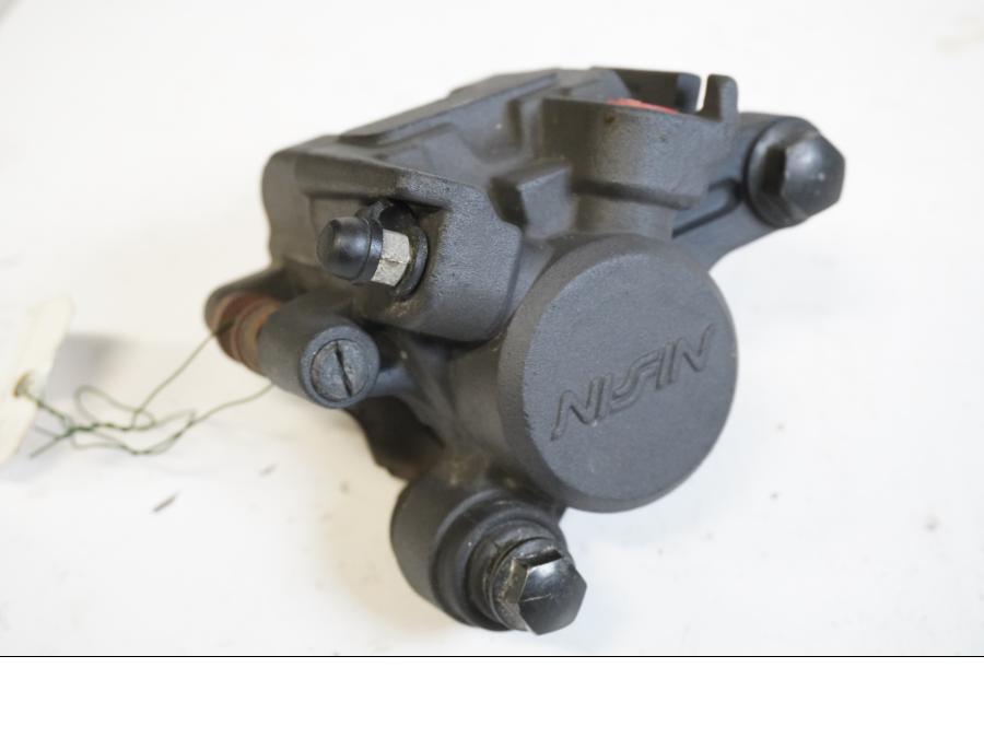Framsidan på <p>Bromsok bak från Yamaha YZF 1000 R1 2004.</p>
<p>Passar 2004 till 2005. Ett kolvs ok. Nissin.</p> motorcykel.