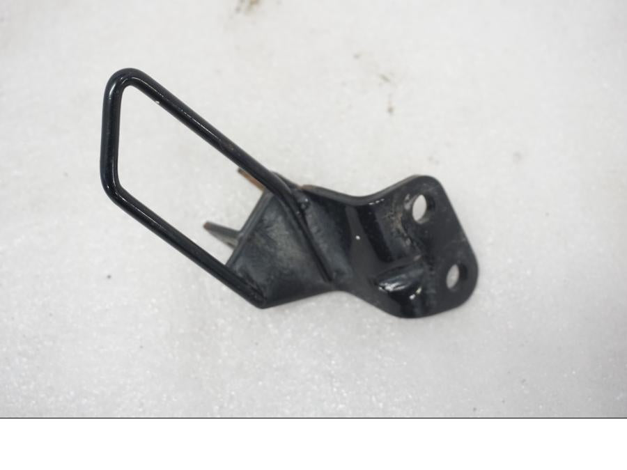 Baksidan på Fotpinnefäste från en Suzuki VL 800 -2004 motorcykel.