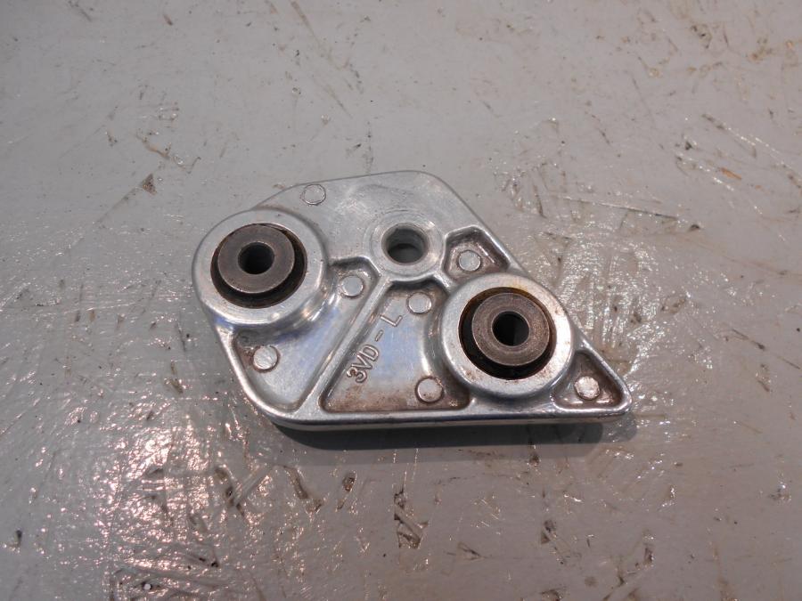 Baksidan på Fotpinnefäste från en Yamaha TDM 850 -1999 motorcykel.