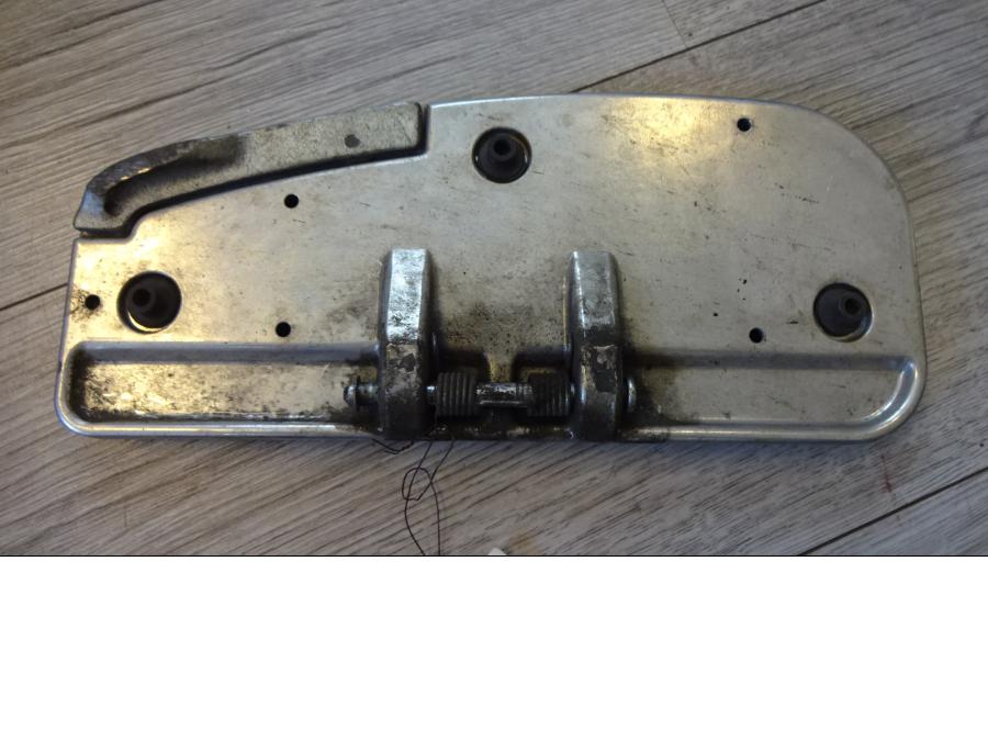 Baksidan på Fotplatta från en Yamaha XVS 1100 -2006 motorcykel.