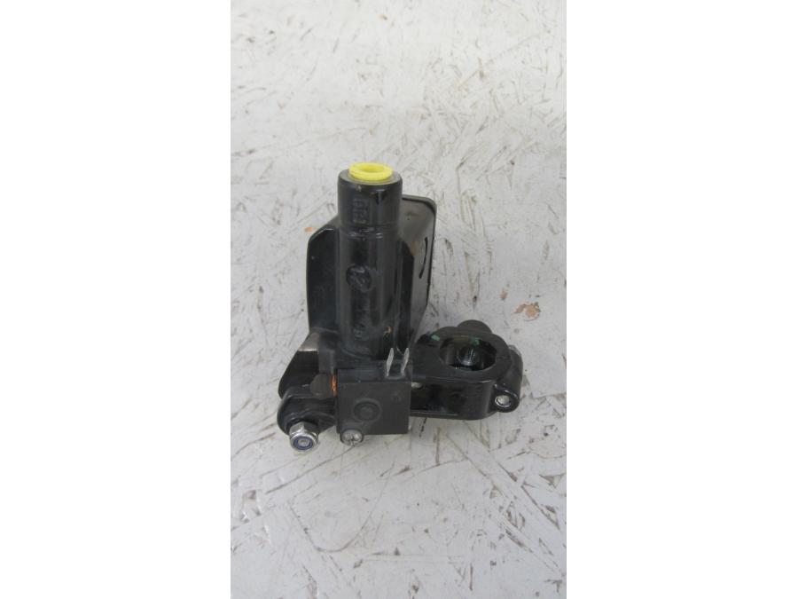 Baksidan på Bromshuvudcylinder från en KTM 125 Duke -2014 motorcykel.