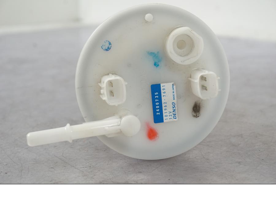 Vänster sida på Bensinpump insprut från en Triumph Tiger 1200 -2018 motorcykel.