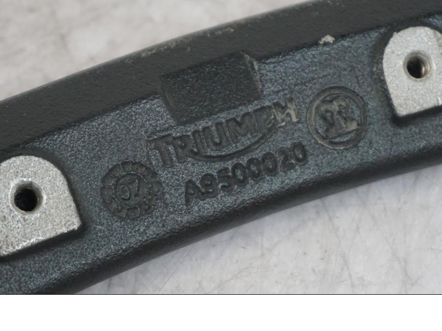 Snett uppifrån på Passagerarbåge från en Triumph Tiger -2009 motorcykel.