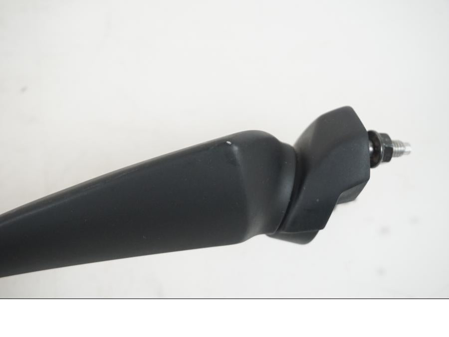 Snett nerifrån på Backspegel från en Kawasaki Z 1000 -2018 motorcykel.