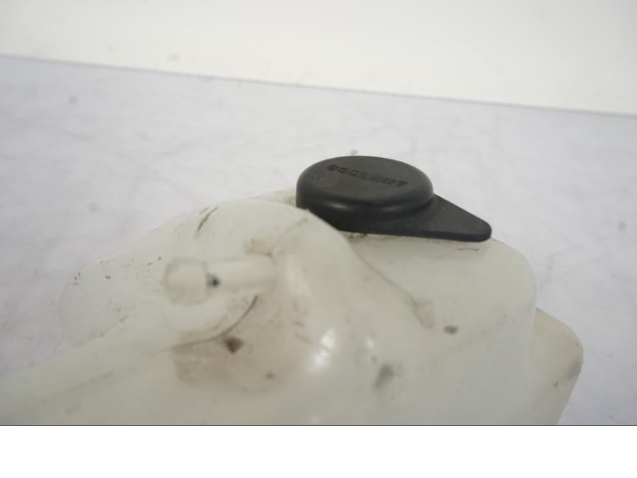 Snett nerifrån på Vattenexpansionskärl från en Kawasaki VN 1500 -2003 motorcykel.