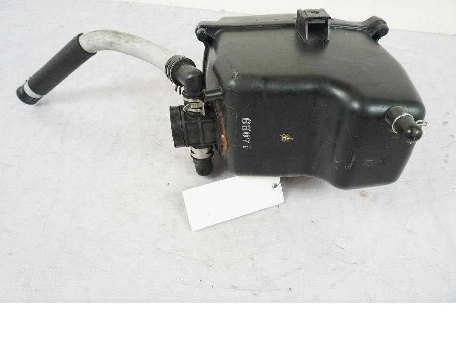 Vänster sida på Luftburk från en Yamaha MT 125 -2017 motorcykel.