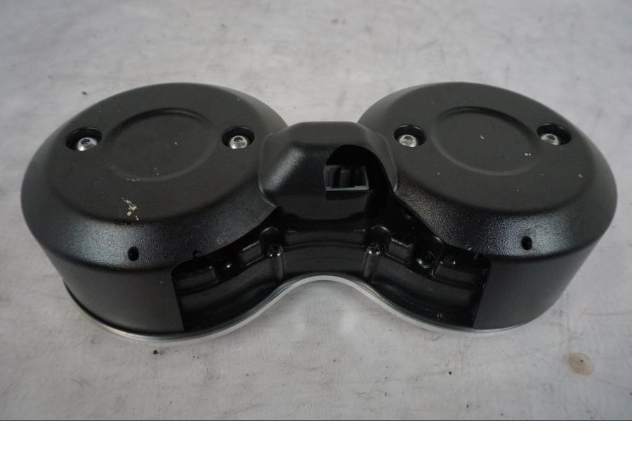 Vänster sida på Instrumentpanel från en Triumph Bonneville T120 -2021 motorcykel.