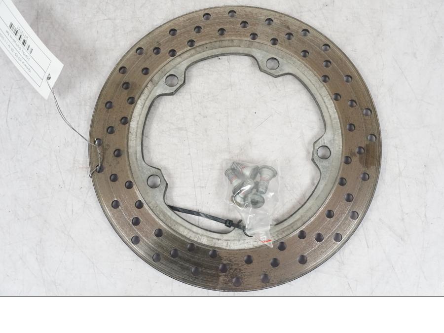 Snett uppifrån på Bromsskiva från en Yamaha MT-09 -2016 motorcykel.