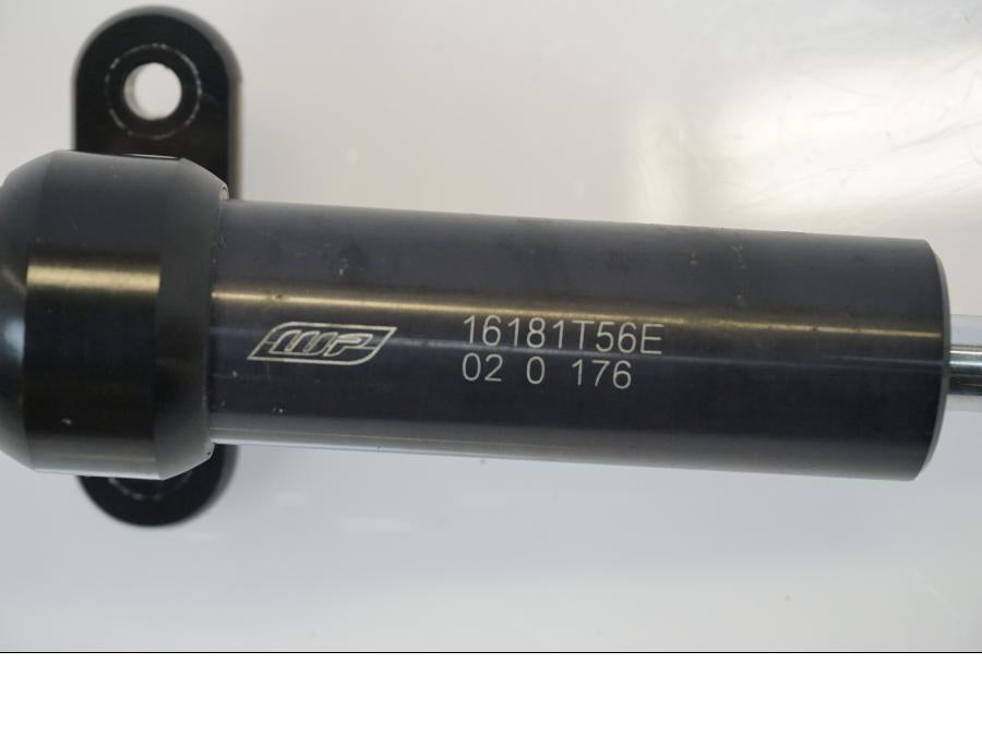 Snett nerifrån på Styrdämpare från en KTM 1290 Super Duke -2020 motorcykel.