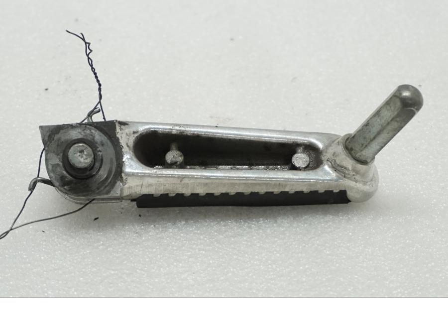 Baksidan på Fotpinne från en Suzuki SV 1000 -2007 motorcykel.