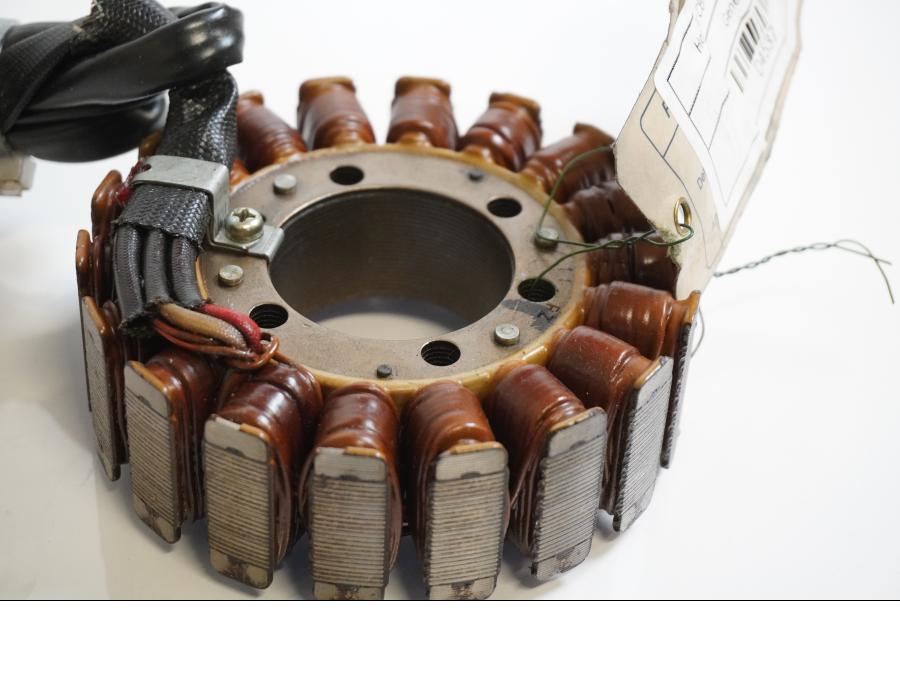 Baksidan på Generator från en Honda CBR 900 RR -1995 motorcykel.