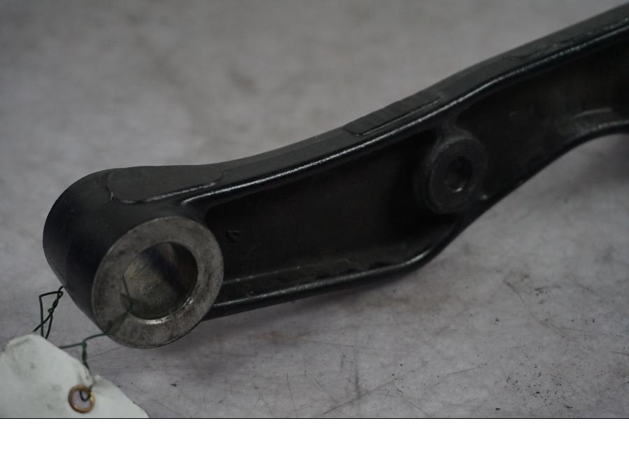 Snett nerifrån på Bromsoksfäste från en Suzuki VL 1500 -1998 motorcykel.