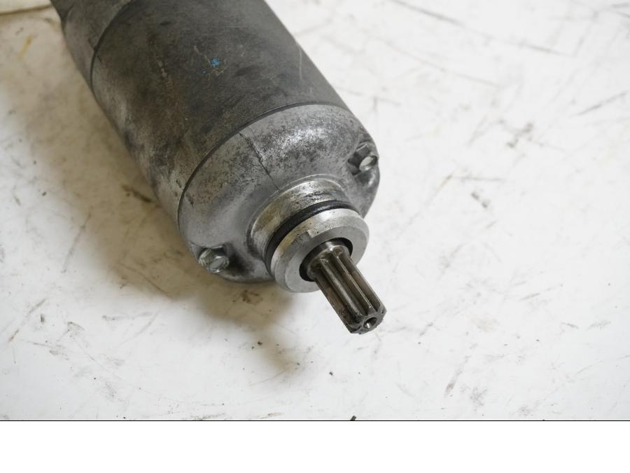 Baksidan på Startmotor från en Honda CBR 900 RR -2003 motorcykel.