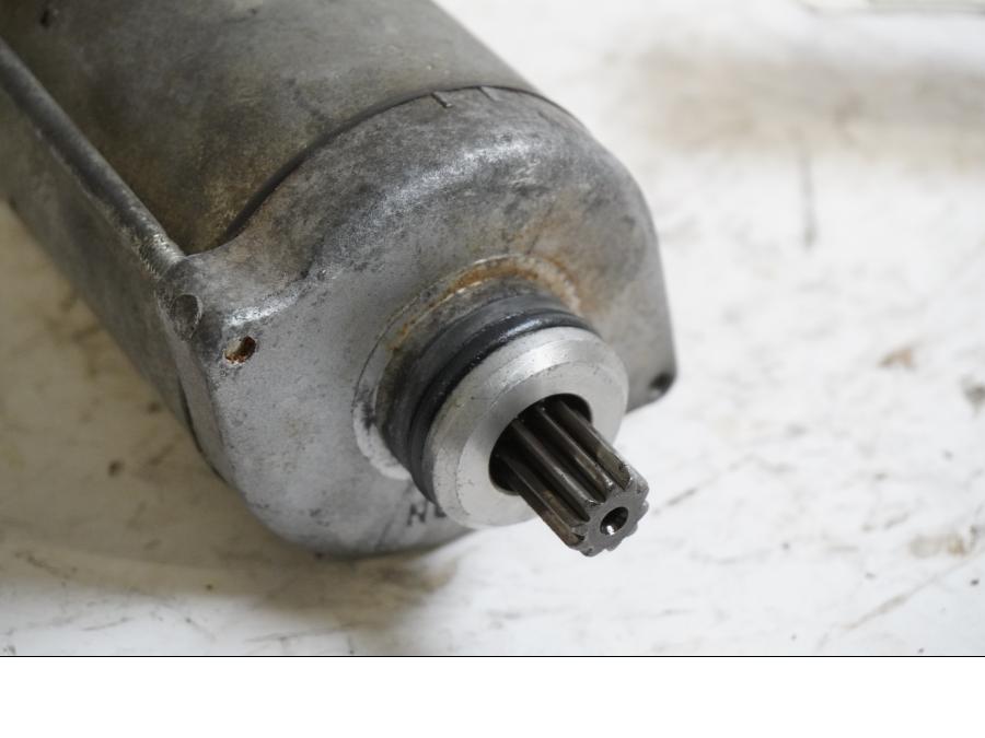 Baksidan på Startmotor från en Honda CBR 1000 F -1993 motorcykel.