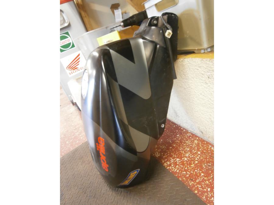 Baksidan på Bensintank från en Aprilia RSV 1000 R Tuono -2006 motorcykel.