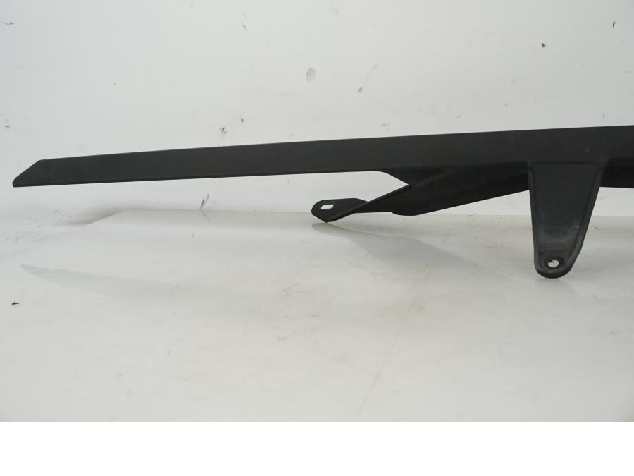 Snett nerifrån på Kedjeskydd från en BMW F 750 GS -2019 motorcykel.