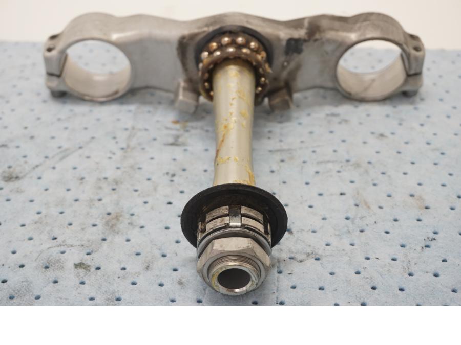 Baksidan på Gaffelkrona från en Yamaha YZF 1000 R1 -2003 motorcykel.