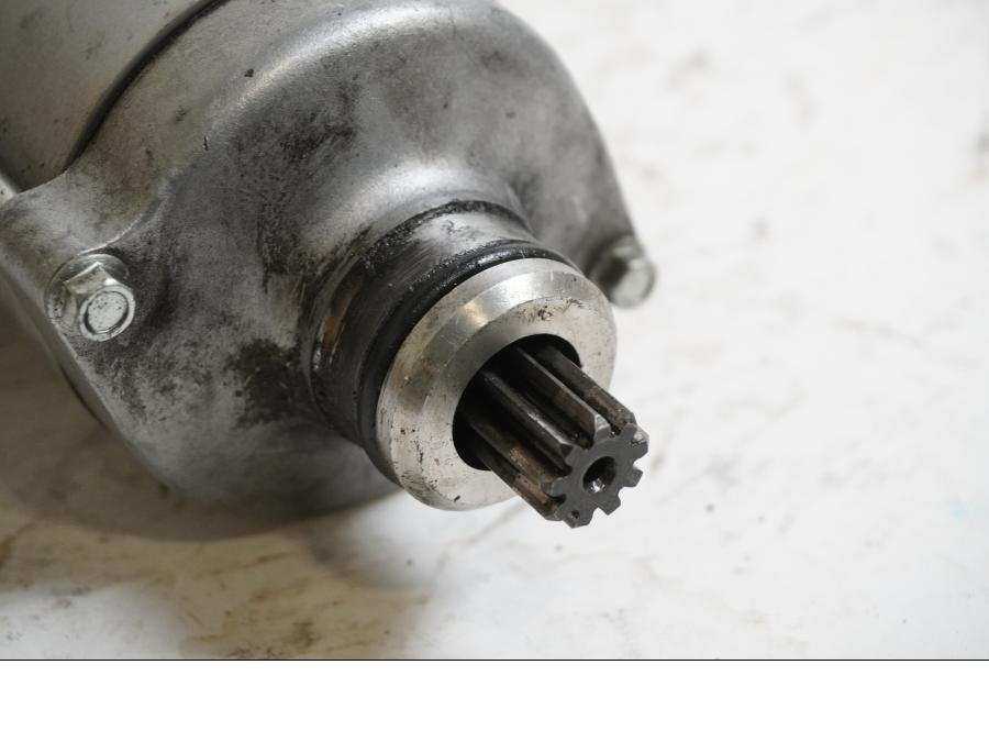 Baksidan på Startmotor från en Yamaha XJR 1300 -2001 motorcykel.