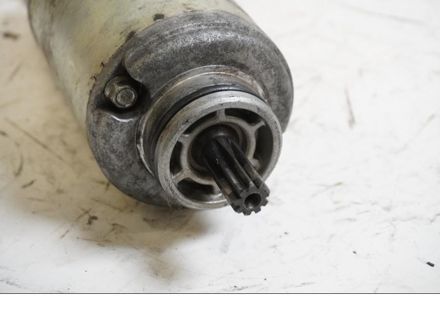 Baksidan på Startmotor från en Suzuki GSX-R 750 -1992 motorcykel.