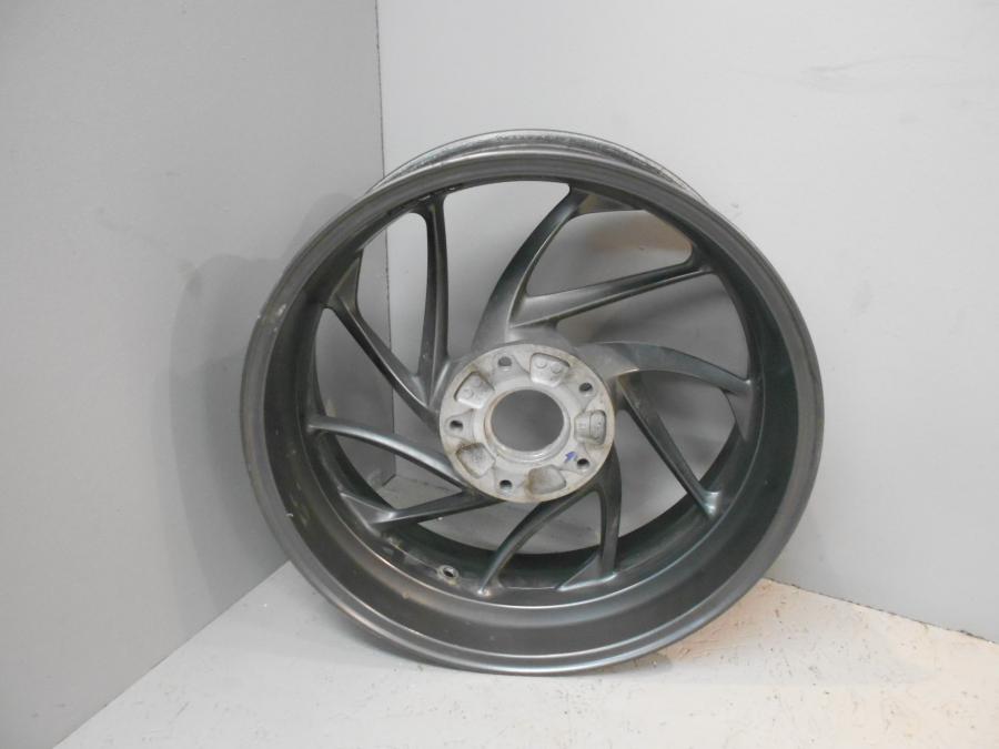 Baksidan på Fälg från en BMW K 1300 R -2009 motorcykel.