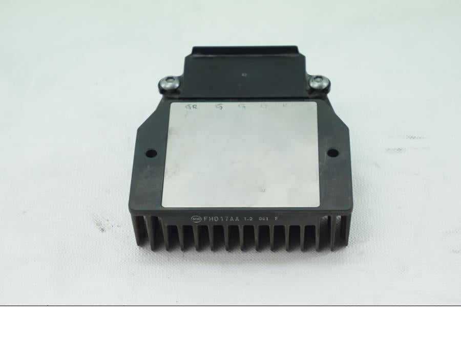 Baksidan på Likriktare från en Honda VFR 1200 -2012 motorcykel.