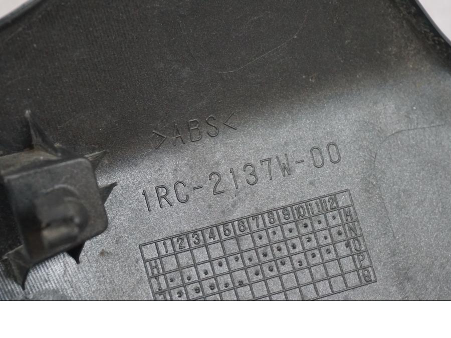 Snett nerifrån på Sidkåpa från en Yamaha MT-09 -2016 motorcykel.