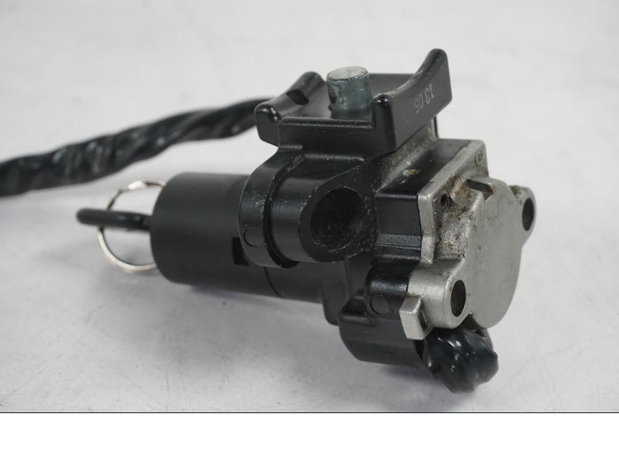 Extrabild6 på <p>Låssats från Kawasaki ZXR 400 1992.</p>
<p>Tändningslås, tanklock, sadellås och 2st nycklar.</p> motorcykel.