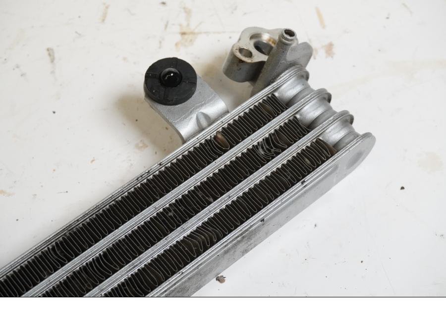 Snett nerifrån på Oljekyl från en Honda VFR 750 -1988 motorcykel.