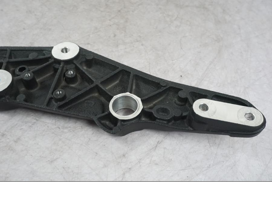 Snett nerifrån på Ramdel från en Ducati Multistrada V4 -2024 motorcykel.