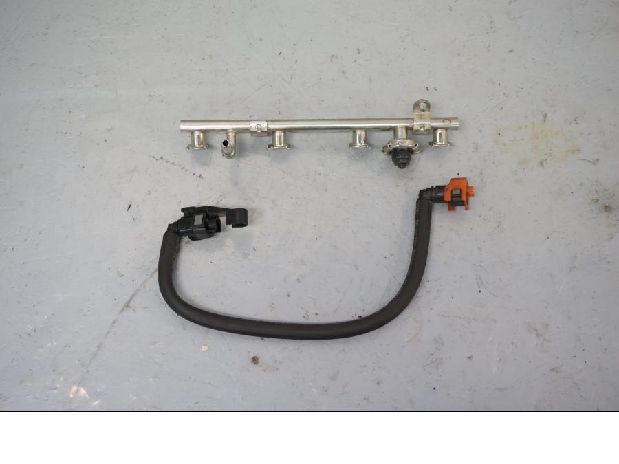 Framsidan på Fuel Rail från en Yamaha XJ 6 -2011 motorcykel.