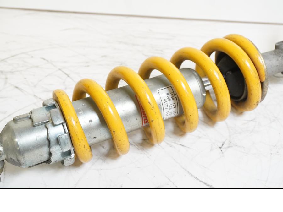 Snett uppifrån på Stötdämpare från en Honda VTR 1000 F -1997 motorcykel.