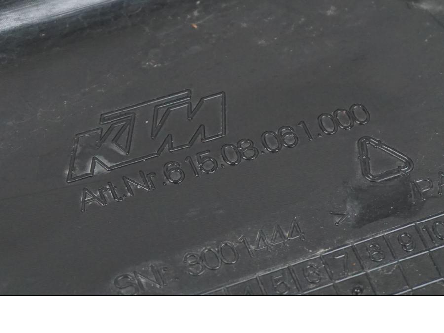 Vänster sida på Kylarvinge från en KTM 1290 Super Duke GT -2020 motorcykel.