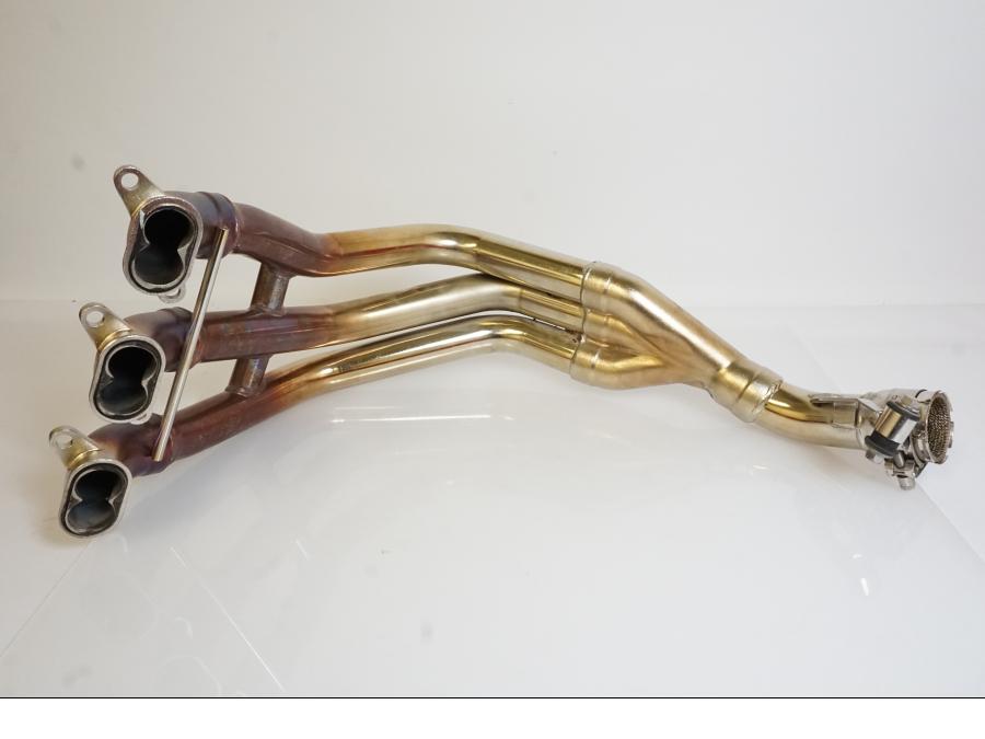 Vänster sida på Grenrör från en Triumph Speed Triple -2009 motorcykel.