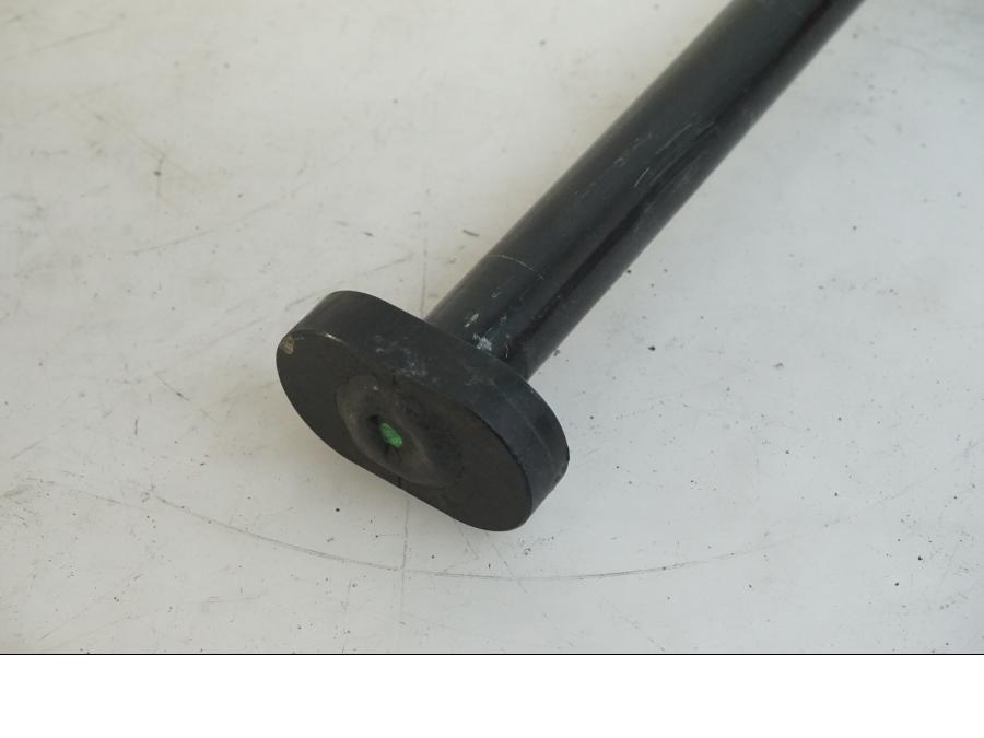 Höger sida på Axel från en Indian Chieftain Dark Horse -2019 motorcykel.