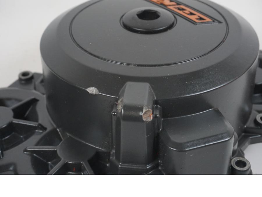 Snett uppifrån på Generatorkåpa från en KTM 1290 Super Duke R -2021 motorcykel.