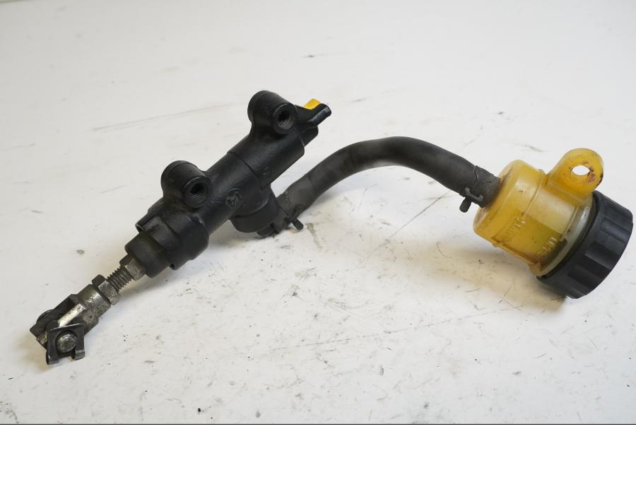 Baksidan på Bromshuvudcylinder från en Triumph Street Triple R -2009 motorcykel.