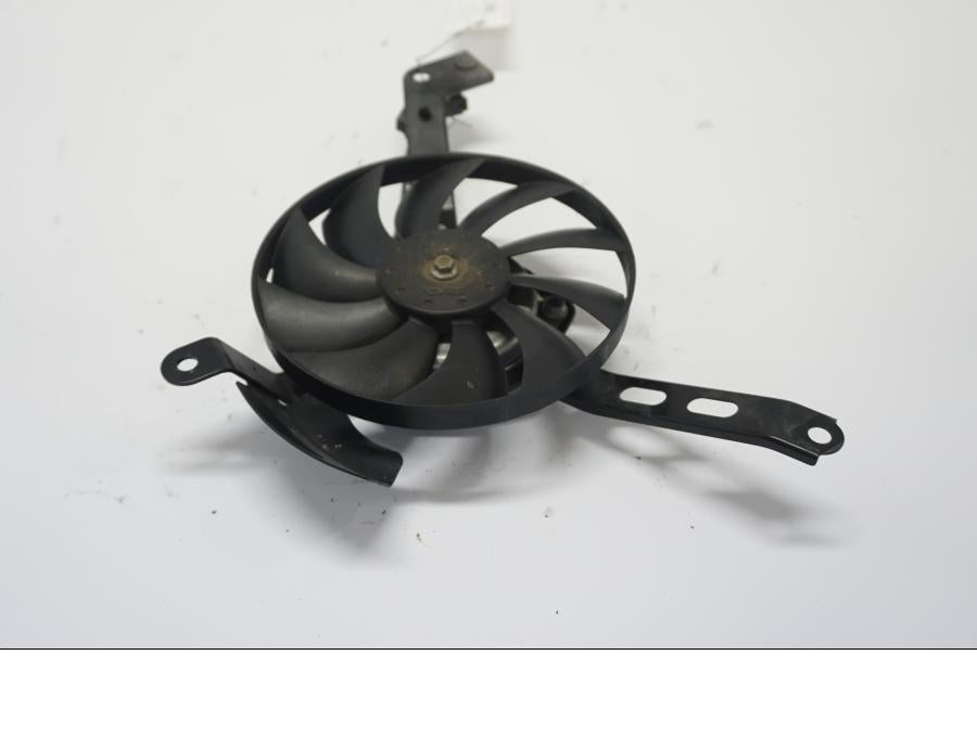 Höger sida på Vattenkylfläkt från en Yamaha MT-07 -2014 motorcykel.