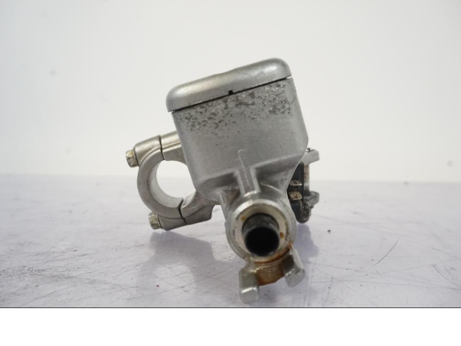 Snett nerifrån på Kopplingshuvudcylinder från en Honda VFR 750 -1994 motorcykel.