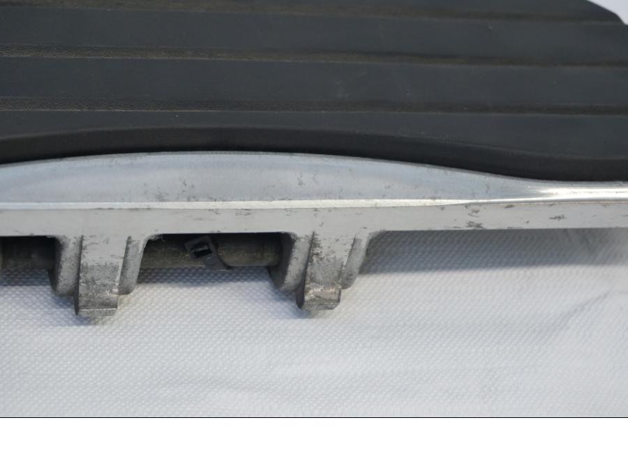 VÀnster sida pÄ Fotplatta frÄn en Kawasaki VN 900 -2006 motorcykel.