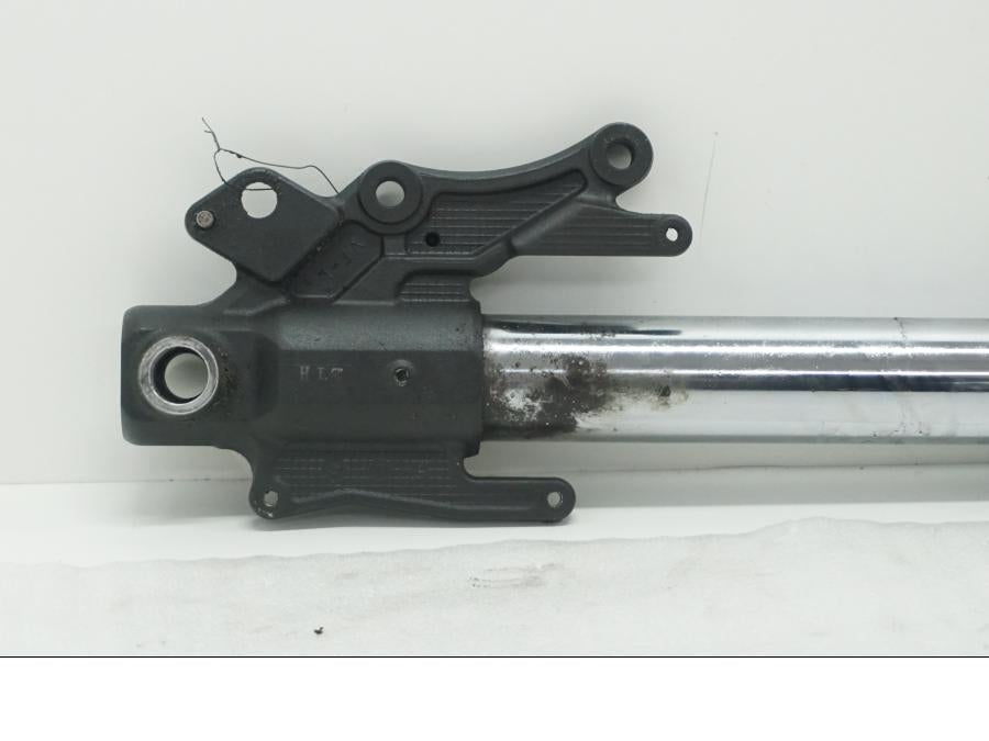 Vänster sida på Gaffelben från en Triumph Tiger Explorer -2012 motorcykel.