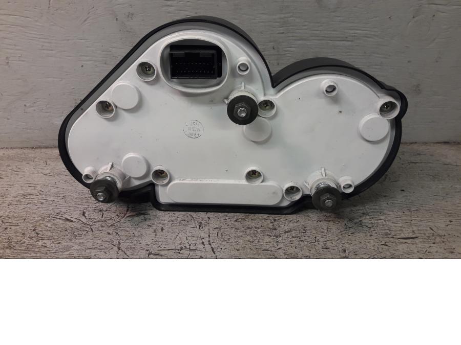 Vänster sida på Instrumentpanel från en Yamaha FZ-S 600 -2000 motorcykel.