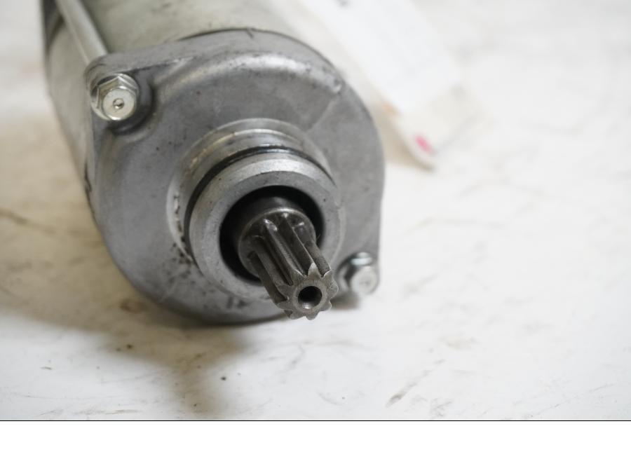 Baksidan på Startmotor från en Honda CB 600 Hornet -2007 motorcykel.