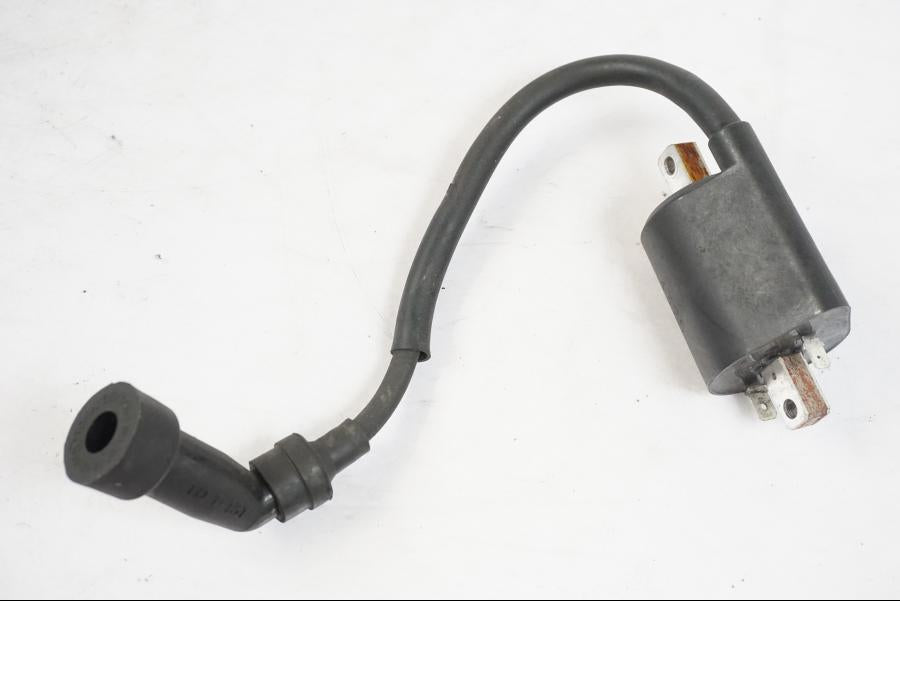 Snett uppifrån på Tändspole från en Yamaha XVS 1100 -2004 motorcykel.