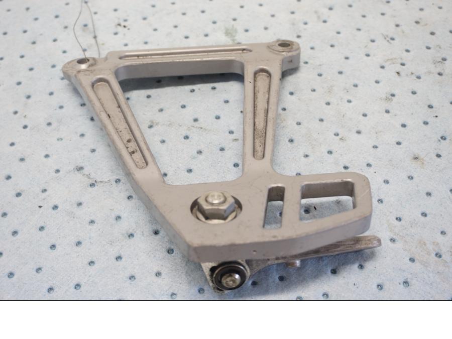 Baksidan på Fotpinnefäste från en KTM 640 LC4 -2002 motorcykel.